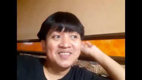 Snapshot of itsme_berniexx chatting on December 12, 11:07 am ask me online show from December 12, 11:07 am