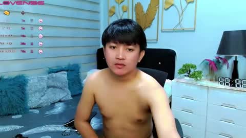 Snapshot of itsme_berniexx chatting on December 28, 11:37 pm ask me online show from December 28, 11:37 pm
