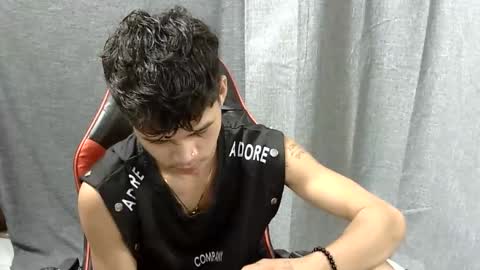 itzme_john online show from April 5, 7:44 pm