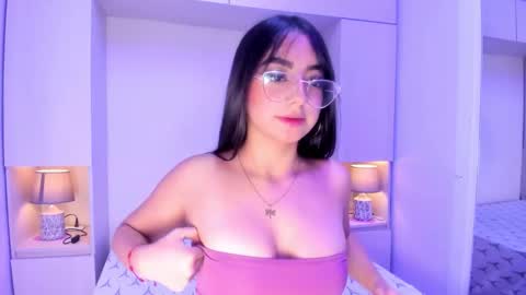 Snapshot of ivannawest_ chatting on December 18, 4:07 am Ivy online show from December 18, 4:07 am