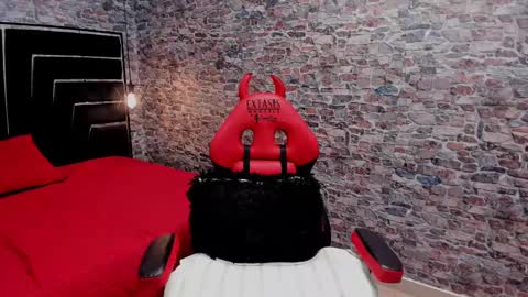 Ivis  online show from February 8, 3:21 pm