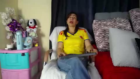 Snapshot of ivonnehills_19 chatting on July 8, 12:37 am Ivonne online show from July 8, 12:37 am