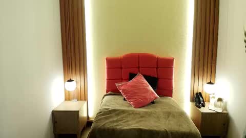 Snapshot of ivonneross_ chatting on February 12, 12:00 pm I V O N N E R O S S online show from February 12, 12:00 pm