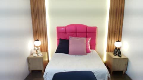 Snapshot of ivonneross_ chatting on February 25, 12:15 pm I V O N N E R O S S online show from February 25, 12:15 pm