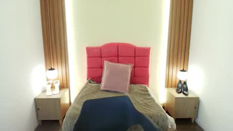 Snapshot of ivonneross_ chatting on February 27, 12:16 pm I V O N N E R O S S online show from February 27, 12:16 pm