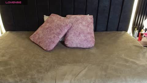 I V O N N E R O S S online show from March 25, 12:00 pm