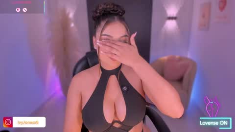 Snapshot of ivyjonesx chatting on May 28, 12:19 am Ivy online show from May 28, 12:19 am