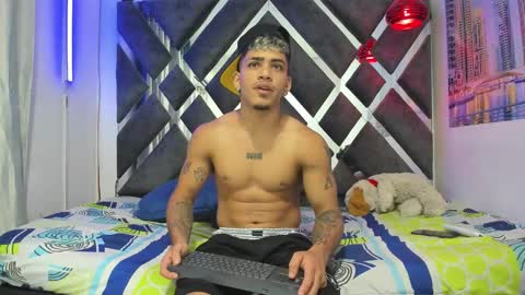 izaack online show from January 14, 8:03 pm