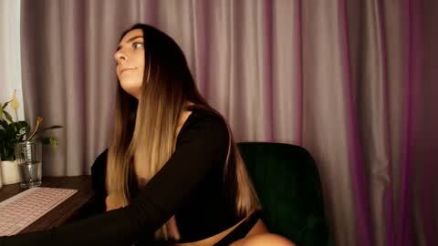 izy bellee online show from December 2, 7:03 am