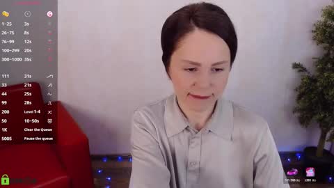 Snapshot of izzy_cam chatting on February 9, 5:33 am Queen of nylon Victoria online show from February 9, 5:33 am