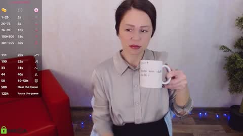 Snapshot of izzy_cam chatting on February 24, 5:16 am Queen of nylon Victoria online show from February 24, 5:16 am