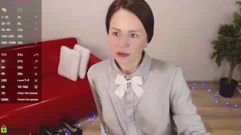 Queen of nylon  Victoria online show from March 4, 5:35 am