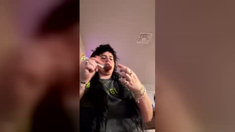 Snapshot of izzyishottttt chatting on February 23, 3:59 am izzyishottttt online show from February 23, 3:59 am