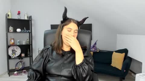 Izzy online show from October 31, 9:16 pm