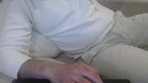 Snapshot of j335129 chatting on December 3, 9:57 pm James online show from December 3, 9:57 pm