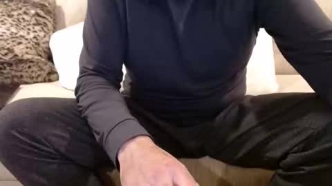 Snapshot of j335129 chatting on December 16, 2:05 am James online show from December 16, 2:05 am