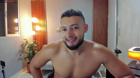Snapshot of j_calix chatting on May 5, 11:57 pm Calix Independient model Insta and twt Calixsnake online show from May 5, 11:57 pm