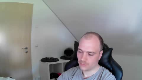 Snapshot of j_german783377 chatting on April 11, 9:35 am here4y online show from April 11, 9:35 am