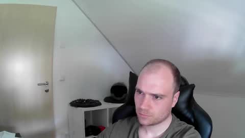 Snapshot of j_german783377 chatting on April 18, 10:52 am here4y online show from April 18, 10:52 am