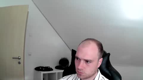 Snapshot of j_german783377 chatting on May 24, 6:18 am here4y online show from May 24, 6:18 am