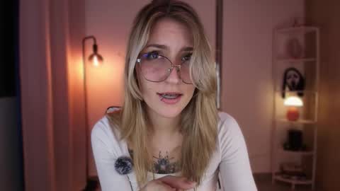 Linda Sofia help me get to 100 thumbs up online show from November 30, 4:49 am