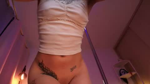 Snapshot of jacky_croft chatting on December 19, 3:46 am Linda Sofia help me get to 100 thumbs up online show from December 19, 3:46 am