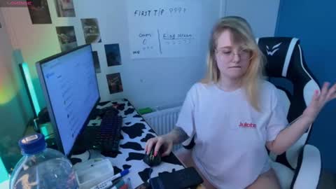 Snapshot of jacywinslat chatting on February 25, 12:13 pm jacywinslat online show from February 25, 12:13 pm