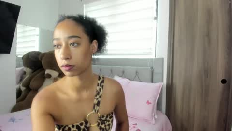 Snapshot of jade_obi chatting on May 23, 2:54 pm Jade smile online show from May 23, 2:54 pm