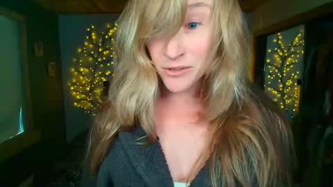 jadeamaryllis_ online show from April 16, 1:12 pm