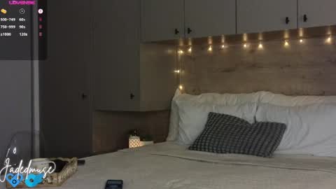 Jade online show from April 6, 6:53 pm