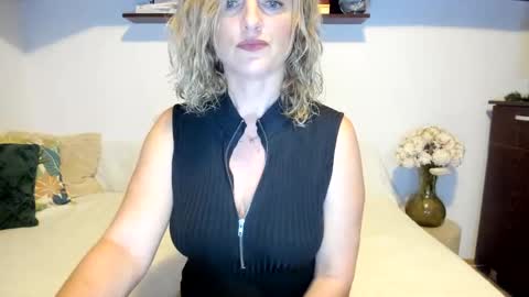 Snapshot of jadore_able82 chatting on December 6, 2:35 am elena online show from December 6, 2:35 am