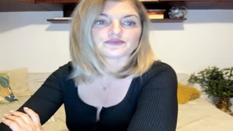 Snapshot of jadore_able82 chatting on December 17, 2:44 am elena online show from December 17, 2:44 am