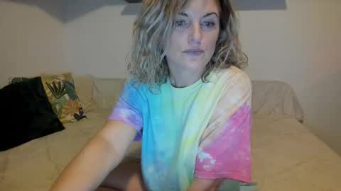 Snapshot of jadore_able82 chatting on February 26, 2:48 am elena online show from February 26, 2:48 am