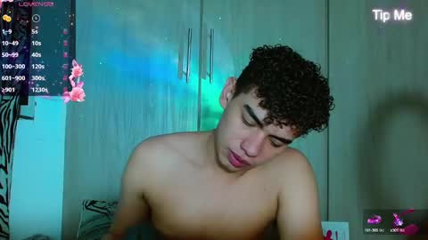 Snapshot of jaedasky_ chatting on December 15, 9:35 am javi15 online show from December 15, 9:35 am