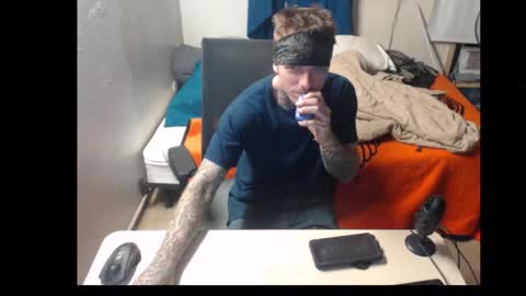 showingitoff online show from October 25, 2:08 am