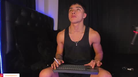 Snapshot of james1lee_ chatting on December 2, 3:26 am LeonardoInsta LeonardoperezcoPvt open online show from December 2, 3:26 am