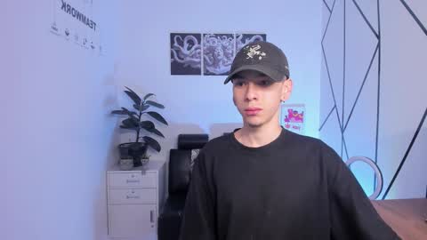 james_adamss_ online show from November 20, 12:27 pm