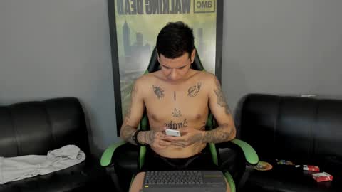 Snapshot of jamesinked_ chatting on December 7, 5:20 pm Jamesinked online show from December 7, 5:20 pm