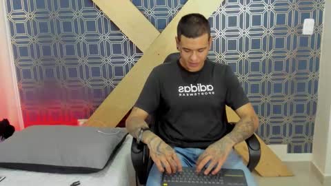 Snapshot of jamesinked_ chatting on January 7, 6:35 pm Jamesinked online show from January 7, 6:35 pm