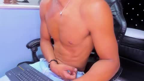 Jamesshott  online show from January 7, 2:47 am