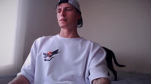 Snapshot of jamesss____ chatting on December 12, 6:10 pm jamesss____ online show from December 12, 6:10 pm
