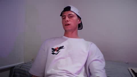 Snapshot of jamesss____ chatting on December 13, 2:21 am jamesss____ online show from December 13, 2:21 am