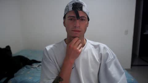 Snapshot of jamesss____ chatting on January 2, 2:00 am jamesss____ online show from January 2, 2:00 am