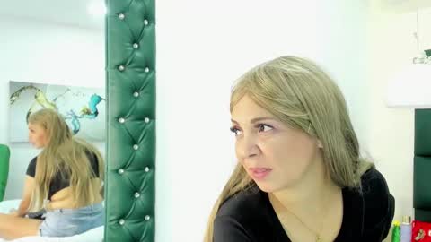 Snapshot of janeska_ chatting on December 6, 7:12 pm janeska online show from December 6, 7:12 pm