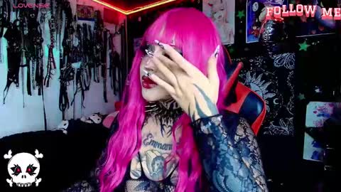 Snapshot of janna_ink chatting on February 19, 9:33 pm online show from February 19, 9:33 pm