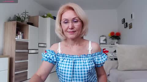Snapshot of jasmin18v chatting on October 17, 10:07 am Jasmin room for people 40 online show from October 17, 10:07 am