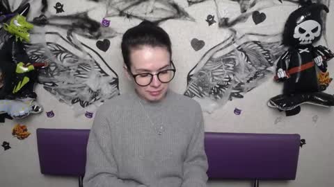 JasmineKouch online show from October 22, 5:45 pm