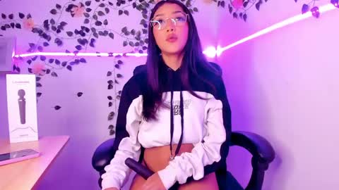 Snapshot of jaulyn_18 chatting on April 17, 4:21 pm Jaulyn online show from April 17, 4:21 pm