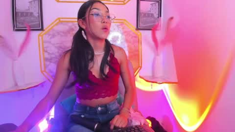 Snapshot of jaulyn_18 chatting on May 11, 11:24 pm Jaulyn online show from May 11, 11:24 pm