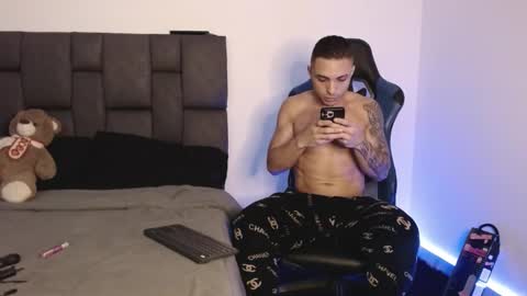 Snapshot of javiercarrera222 chatting on February 8, 6:33 am Javier online show from February 8, 6:33 am